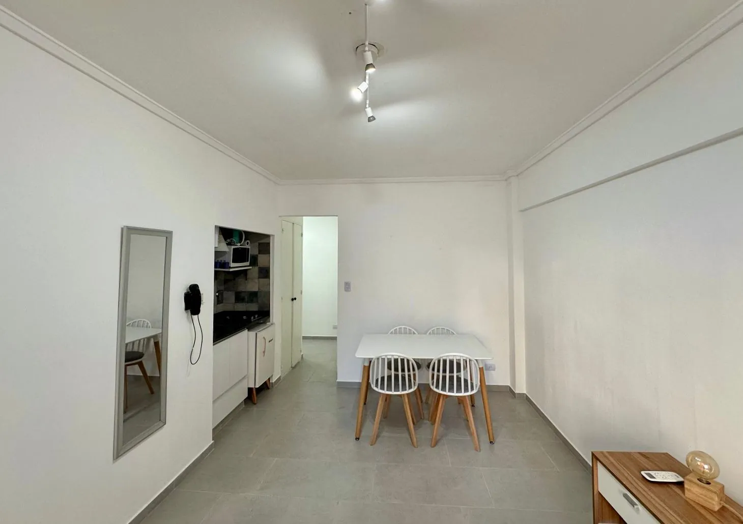 Imagen 2 de Monoambiente Temporal con Balcon, Todo Incluido, Tu Refugio Urbano en Recoleta