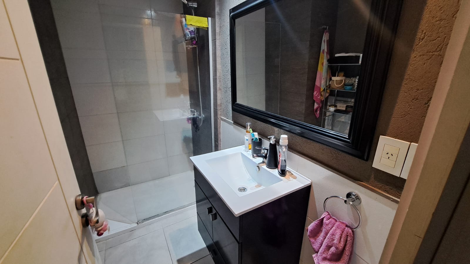 Miller N°2302 1°, Monoambiente al frente con balcón | Altura de 2° piso y Terraza con Parrilla -