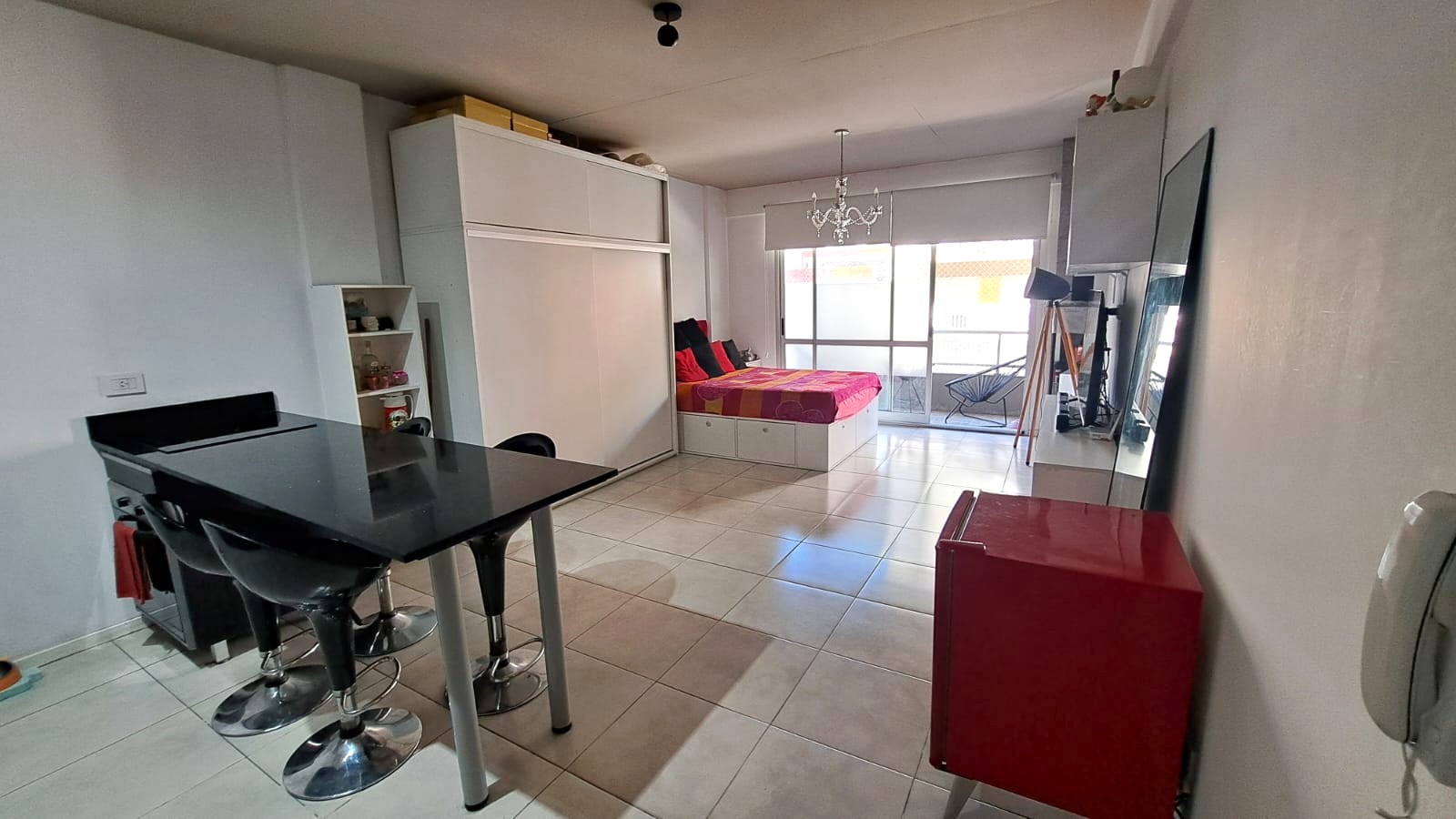 Miller N°2302 1°, Monoambiente al frente con balcón | Altura de 2° piso y Terraza con Parrilla -