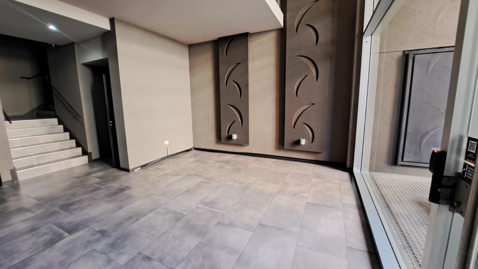 Miller N°2302 1°, Monoambiente al frente con balcón | Altura de 2° piso y Terraza con Parrilla -