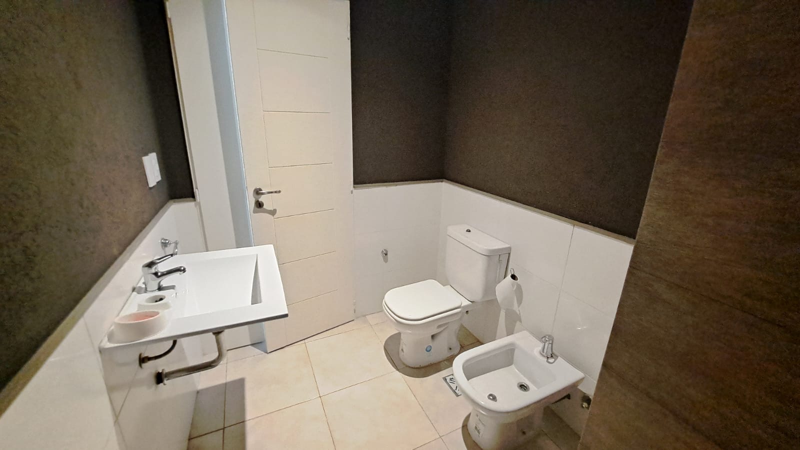 Miller N°2302 1°, Monoambiente al frente con balcón | Altura de 2° piso y Terraza con Parrilla -