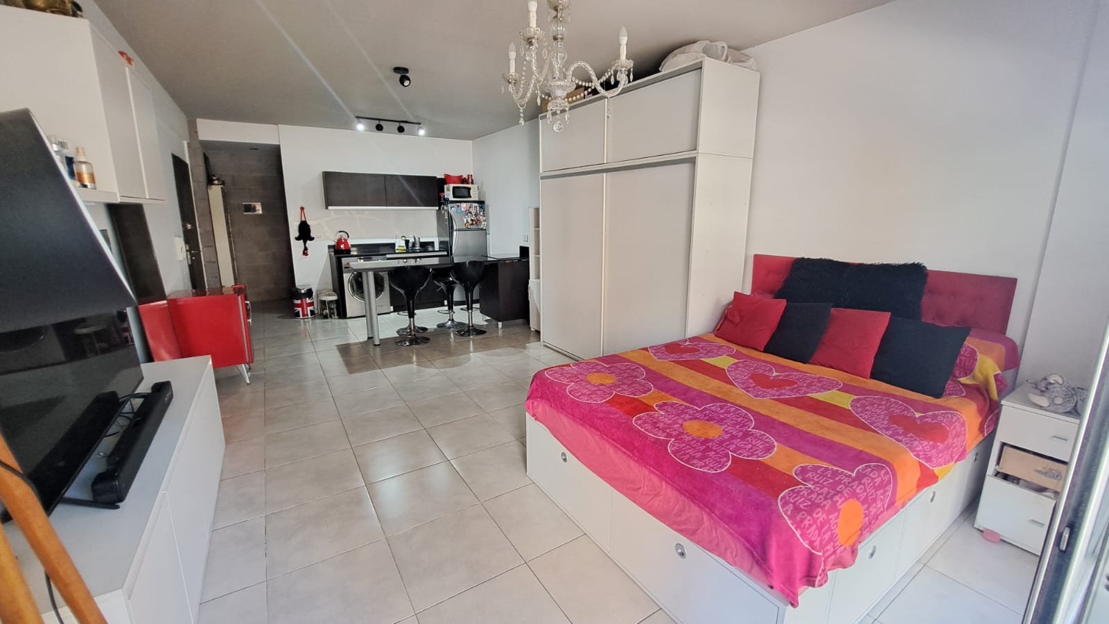 Miller N°2302 1°, Monoambiente al frente con balcón | Altura de 2° piso y Terraza con Parrilla -