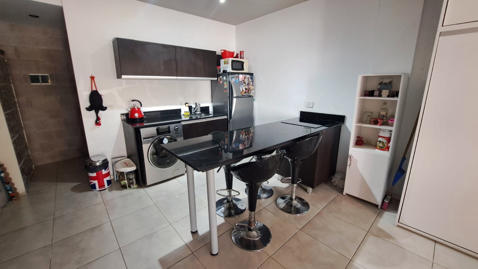 Miller N°2302 1°, Monoambiente al frente con balcón | Altura de 2° piso y Terraza con Parrilla -