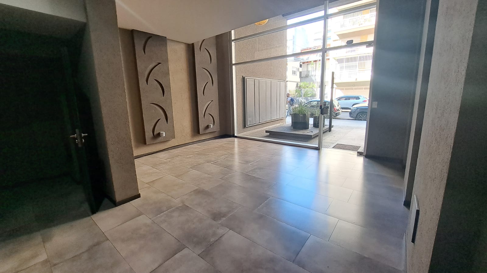 Miller N°2302 1°, Monoambiente al frente con balcón | Altura de 2° piso y Terraza con Parrilla -