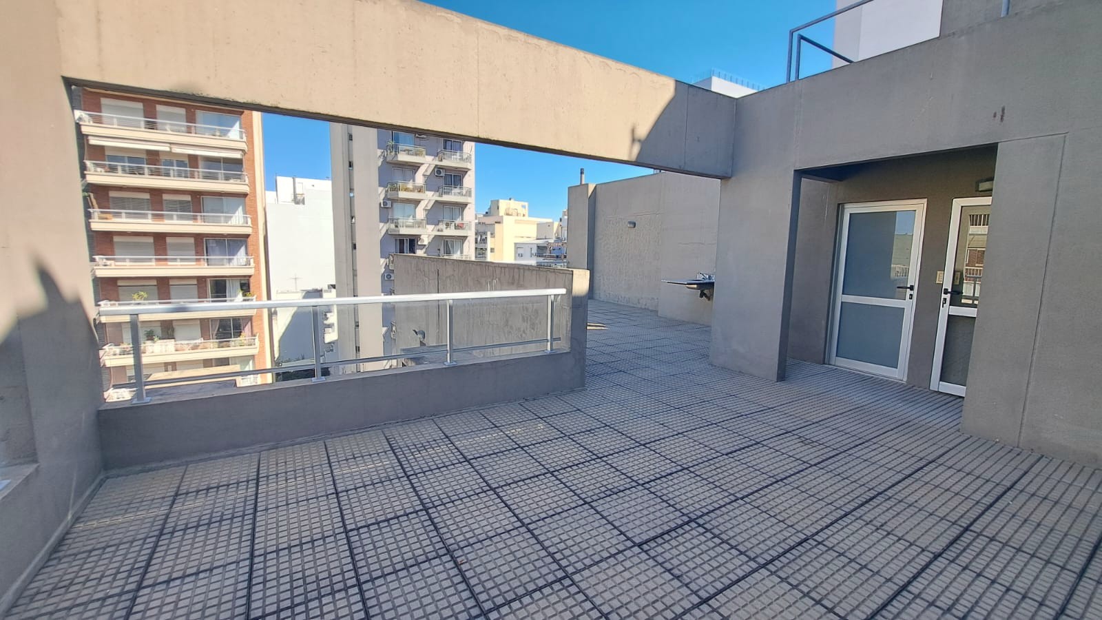 Miller N°2302 1°, Monoambiente al frente con balcón | Altura de 2° piso y Terraza con Parrilla -