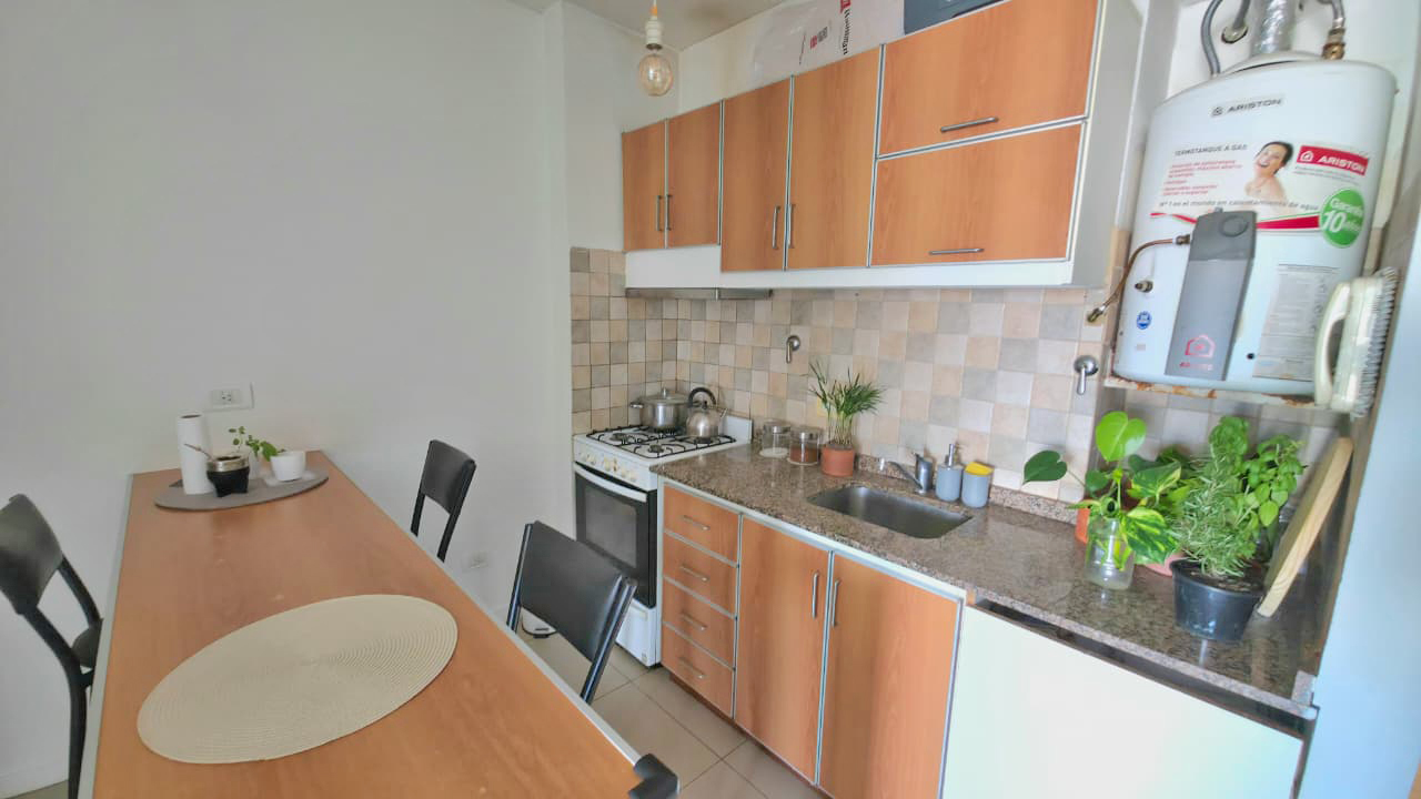 Hipólito Yrigoyen 3838,  3°, Monoambiente Funcional Dividido y con Balcón - Ideal Vivienda o Consultorio.